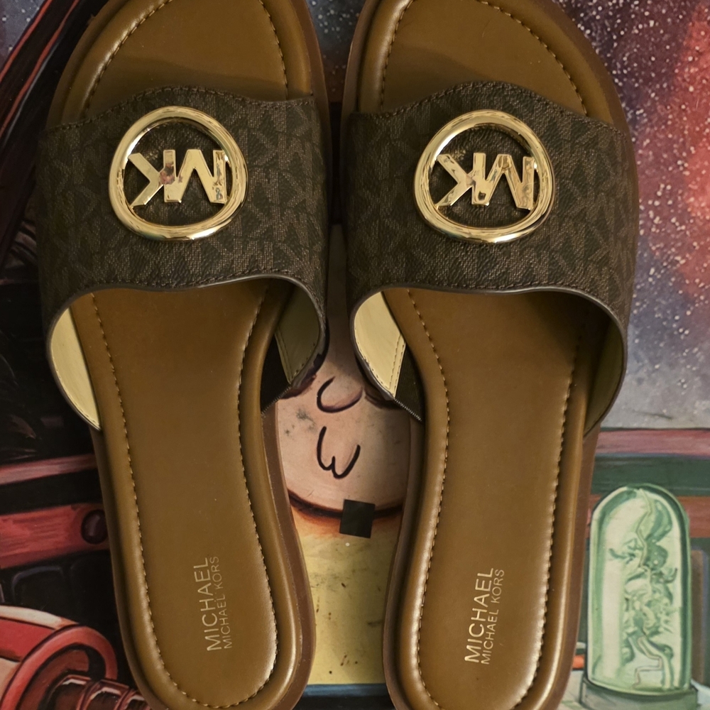 Beautiful! Michael Kors Brown Slide Sandals with Gold Logo - Picture 2 of 6